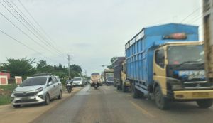 Perbaikan Jalan Tembesi, Ruas Jalan Sarolangun-Muarabulian Macet Parah
