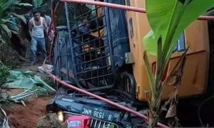 Tak Kuat Menanjak, Tronton Berplat Jambi Muatan Alat Berat Melaju Mundur & Timpa Kijang, Tujuh Tewas