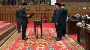 Ketua DPRD Provinsi Jambi Lantik PAW Rahima dan Izhar Madjid, Ini Orangnya 