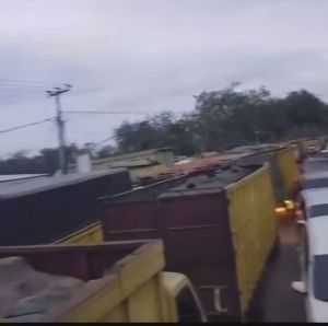 Angkutan Batu Bara Bikin Macet Lagi, Jalan Lintas Sarolangun-Batanghari Lumpuh Total