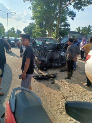Brakk.. Mobil Wakil Rektor III IAIN Kerinci Tabrak Truk Batu Bara yang Lagi Parkir