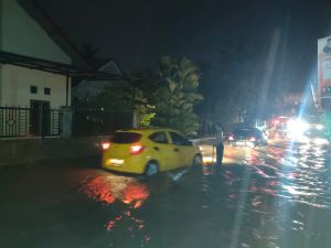  Sejumlah Wilayah Kota Jambi Terendam Banjir, 20 Personel Damkar Evakuasi Warga Kelurahan Rajawali