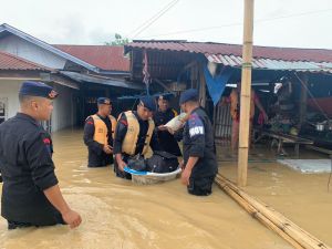 Personel Brimob Bantu Evakuasi Warga Terisolir Banjir di Kerinci