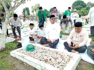 Tahun Baru, Rektor As'ad Isma Ziarah ke Makam Tokoh dan Pendiri UIN STS Jambi