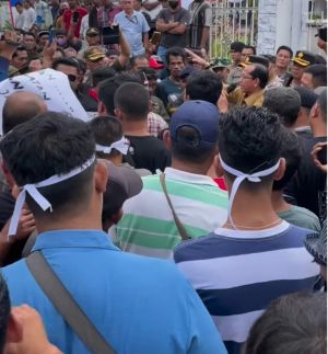 Protes Aktivitas Angkutan Batubara Dihentikan, Sopir Serbu Rumah Dinas Gubernur Jambi