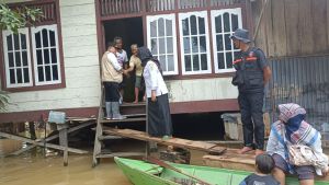 Al Haris Tinjau Banjir di Sijenjang dan Seberang Kota Jambi Gunakan Perahu dan Serahkan Bantuan