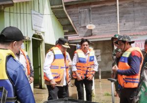 Serahkan Bantuan Korban Banjir Mandiangin, Gubernur Al Haris Ingatkan Warga Tetap Waspada