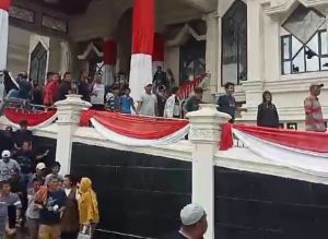 Demo Sopir Truk Batu Bara Ricuh, Kaca Kantor Gubernur Jambi Pecah Dilempari
