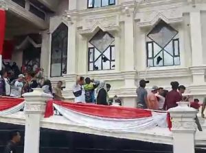 Gubernur Minta Polisi Usut Provokator yang Sebabkan Demo Sopir Truk Batu Bara Berujung Ricuh