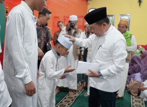 Hadiri Isra Mi’raj di Masjid Cheng Hoo, Gubernur Al Haris Beri Bantuan Pada Anak Yatim dan Dhuafa