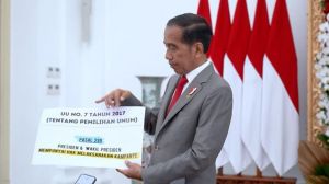 Tunjukkan Pasal 299 UU Pemilu, Jokowi Pertegas Aturan Presiden-Wapres Boleh Kampanye dan Memihak