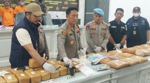 Polisi Sita 39 Kilo Ganja dan Senpi Buatan Rusia Dari Tiga Bandar