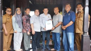 Sambangi Tanjabtim, KI Jambi Serahkan Rekomendasi Monev ke Bupati Romi