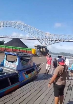 Tongkang Batu Bara Tabrak Tiang Jembatan Pangulu Iban