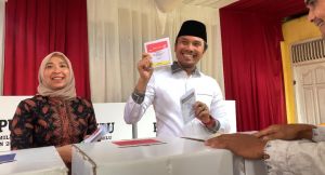 Ketua DPRD Jambi Bersama Istri Nyoblos di TPS 13 Kenali Besar 
