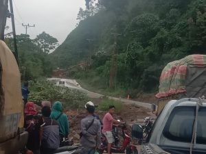 Longsor Kembali Terjadi di Jalan Kerinci-Bangko, Lalu Lintas Lumpuh Total
