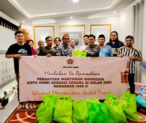 Ketua PWI Kota Jambi Bagikan Sembako ke Pengurus dan Anggota 