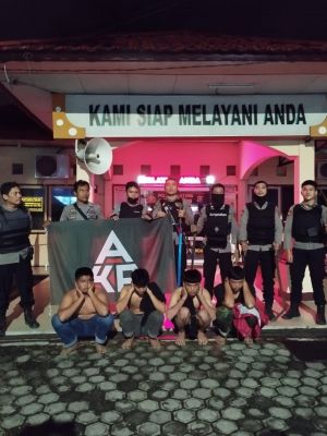 Lima Pemuda dan Senjata Tajam Diduga Geng Motor Diamankan Polisi