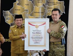 Dukung Pencegahan Terorisme & Deradikalisme Eks Napiter, Gubernur Terima Penghargaan dari Densus 88