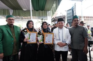 Gubernur Al Haris Berikan Hadiah Umroh Bagi Santri Ponpes Nurul Jadid Singkut Hafidz 30 Juz