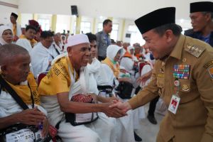Lepas JCH Kloter 23, Gubernur  Tegaskan Komitmen Pemprov Jambi Beri Layanan ke Jamaah