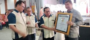 Dinilai Berdedikasi Jaga Demokrasi, Prabowo Subianto Terima Pin Emas dari SMSI