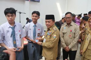 Diserahkan Gubernur, 1.259 Siswa Kurang Mampu di Kota Jambi Terima Bantuan Dumisake Pendidikan