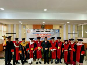 Ketua DPRD Jambi Raih Gelar Doktor di Unja dengan Predikat Cumlaude