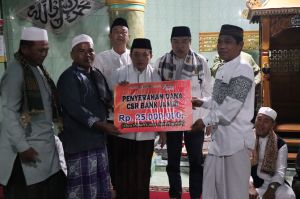 Gubernur Jambi Al Haris Subuh Keliling di Masjid Raya Baitusalam, Serahkan Bantuan dan Santunan