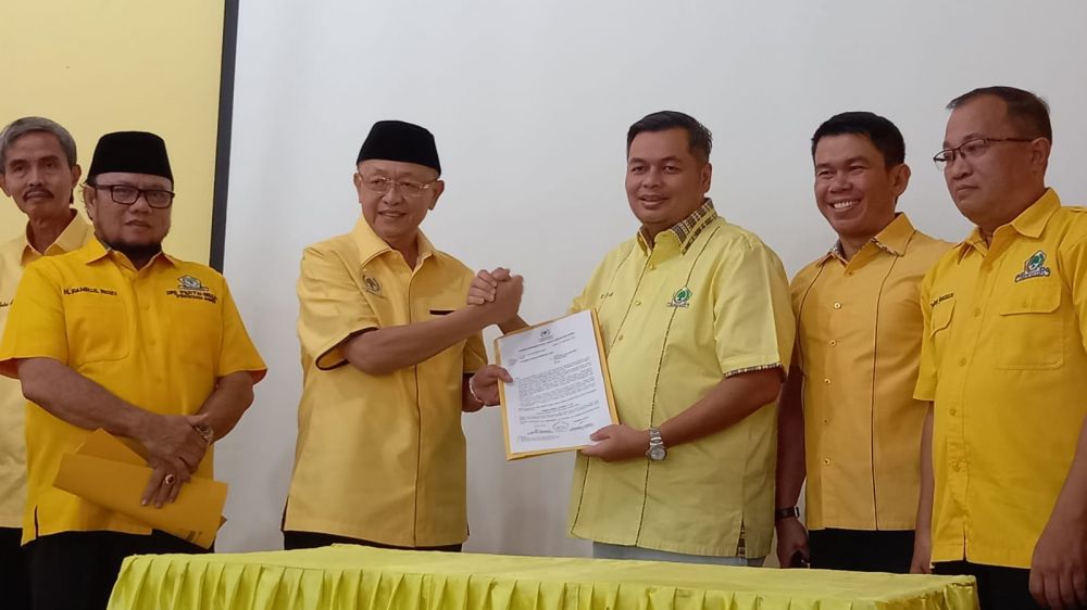 Penyerahan SK kepada Ketua DPRD Kota Jambi, Kemas Farid Alfarelly.