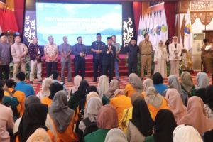 Gubernur Al Haris Serahkan 376 Bantuan Beasiswa Dumisake 
