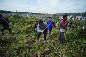 Bersama Warga Bagan Pete, Al Haris Gotong Royong Bersihkan Lingkungan
