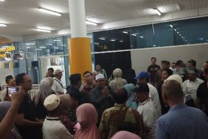 Pulang Umrah, Maulana Langsung Disambut Hangat Masyarakat Kota Jambi di Bandara