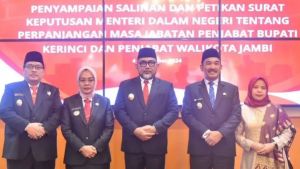 Pjs Gubernur Jambi Serahkan SK Perpanjangan Jabatan Pj Walikota Jambi dan Pj Bupati Kerinci