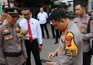 Kapolresta Jambi Cek Ponsel Anggota Dicurigai Bermain Judi Online