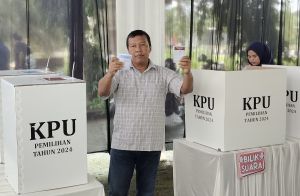 Nyoblos di TPS 4 Rano, Muarasabak Barat, Ini Pesan Cagub Romi Hariyanto 