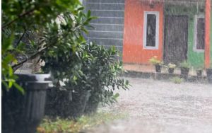 Hujan Lebat Disertai Angin Kencang Diperkirakan Landa Jambi