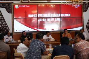 Rapat Bersama Pengusaha, Gubernur Al Haris Minta Jalan Khusus Batubara Dikebut