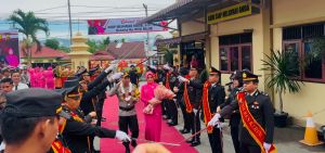 Tiba di Mapolres Kerinci, AKBP Arya Tesa Brahmana Disambut Tarian dan Tradisi Pedang Pora