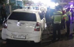 Diduga Mabuk Saat Mengemudi, Wanita Muda Tabrak Tiga Mobil di Jelutung