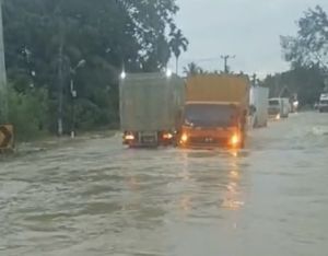 Banjir Putus Jalan Lintas Timur, Ribuan Warga Terdampak