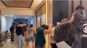 56 Pria Tertangkap Sedang Pesta Seks Sesama Jenis di Kamar Hotel