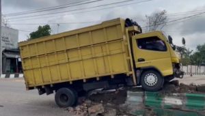 Truk Pengangkut Batu Bara Hantam Pembatas Jalan di Bulian