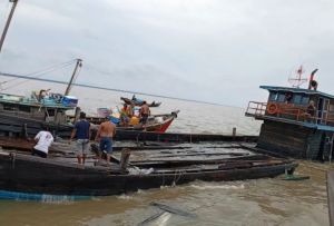 Dihantam Ombak, Kapal Pengangkut Ratusan Ton Kelapa Karam di Perairan Tanjabtim