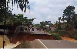 Jalan Lintas Jambi-Padang di Jujuhan Putus, Arus Lalu Lintas Lumpuh Total