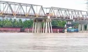 Polda Jambi Dalami Kejadian Kapal Tongkang Tabrak Tiang Fender Jembatan Tembesi
