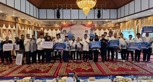 Gubernur Al Haris Serahkan Bonus Untuk Pelatih dan Atlet PON Serta Peparnas Senilai Rp16 Miliar