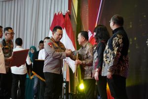Gubernur Al Haris Terima Penghargaan dari Kapolri
