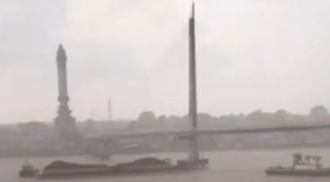 Tongkang Batu Bara Tabrak Tiang Jembatan Gentala Arasy