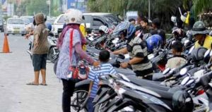 Dalam Satu Bulan Tak Gunakan QRIS, Juru Parkir Bakal Diberhentikan